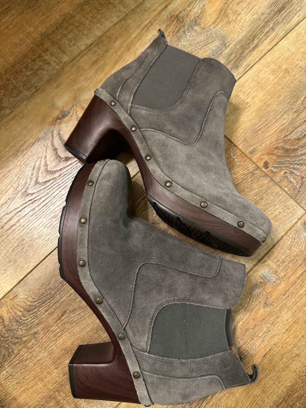 Clarks Ledella Star Chelsea Clog Boots size 8.5 gray suede biker festival boho